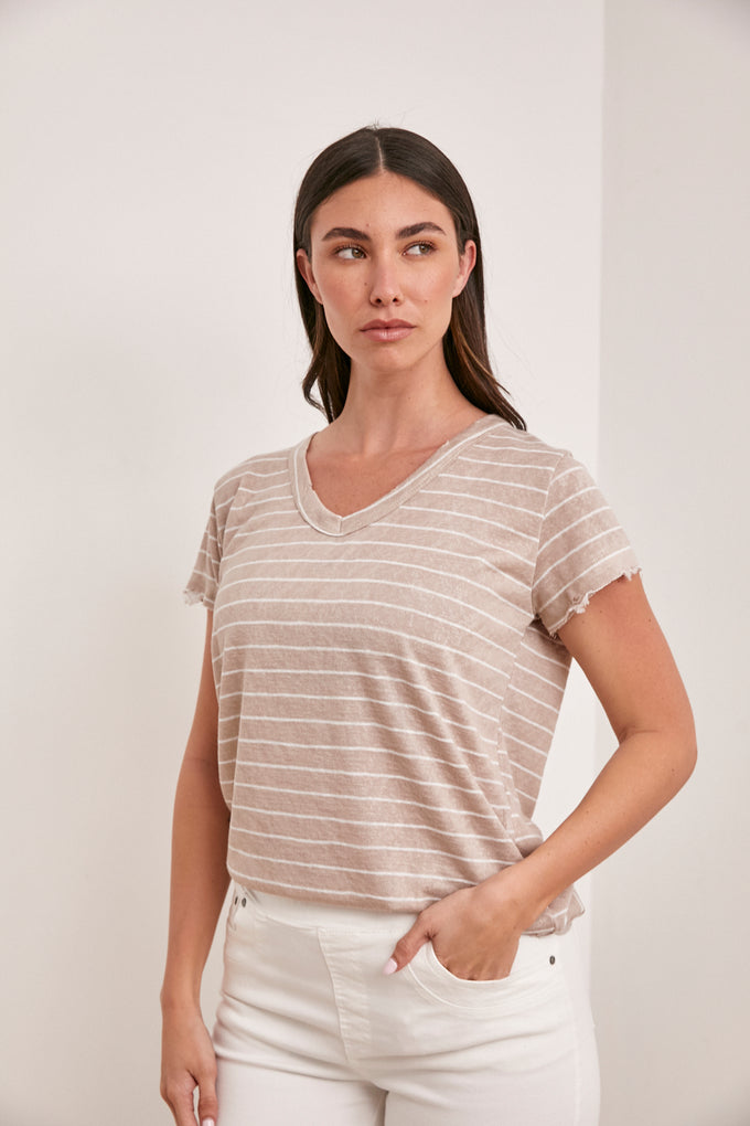 חולצת וי פסים גזורה