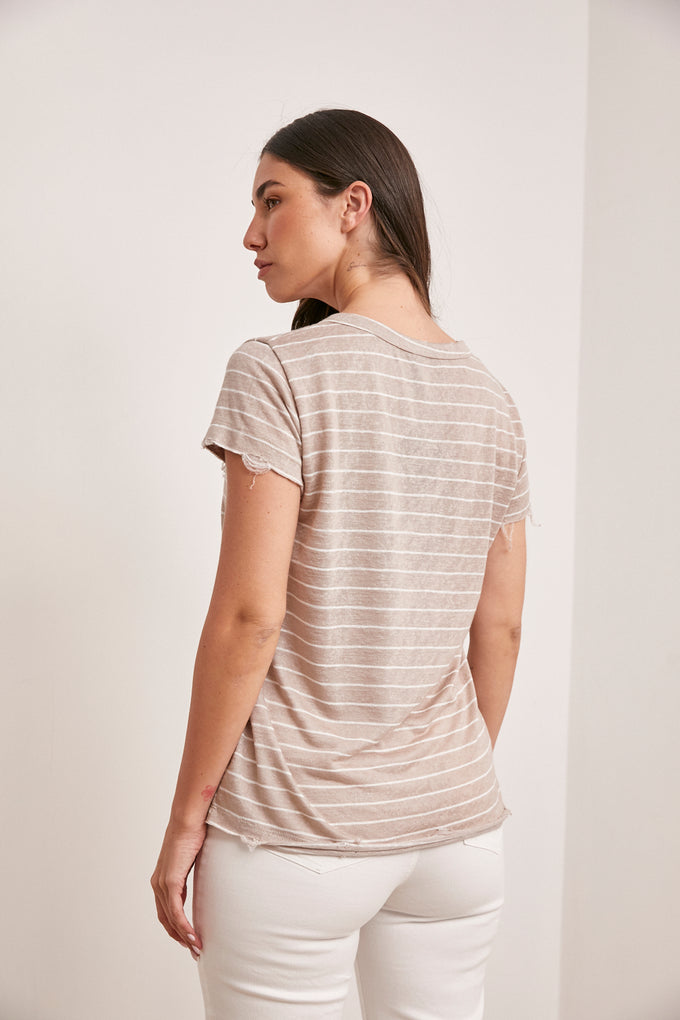 חולצת וי פסים גזורה