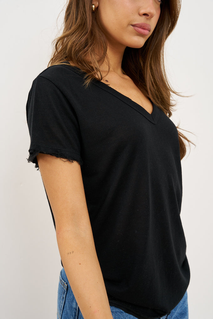 טי-שרט וי בסיומת פרומה