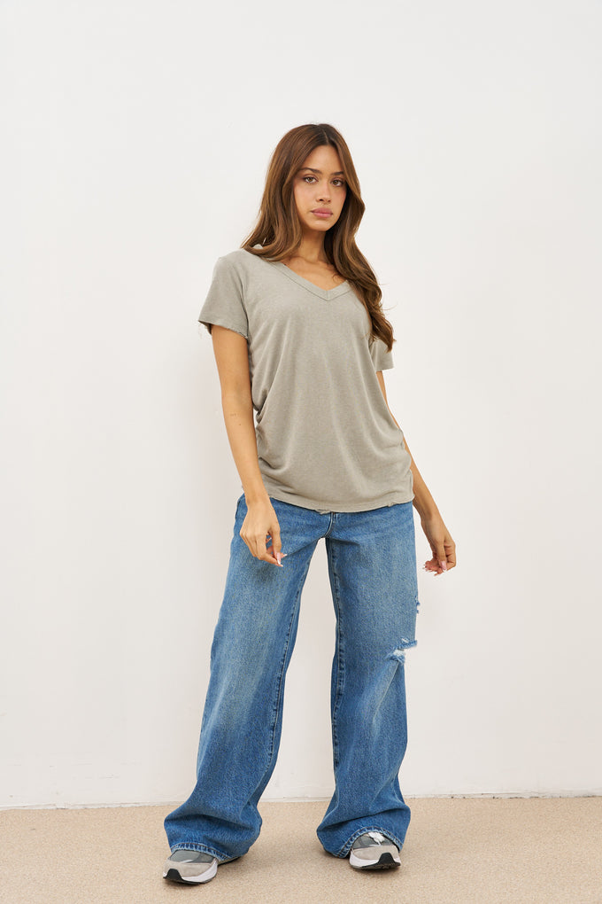 טי-שרט וי בסיומת פרומה