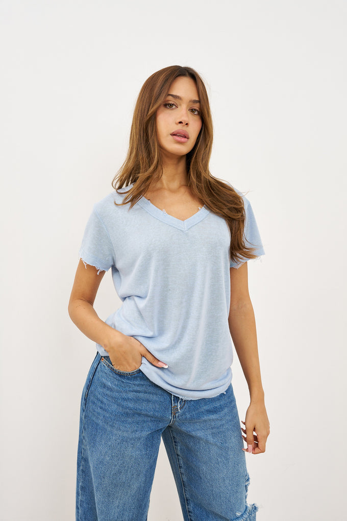 טי-שרט וי בסיומת פרומה