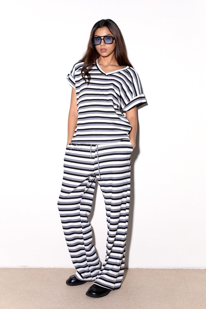 חליפת סריג פסים