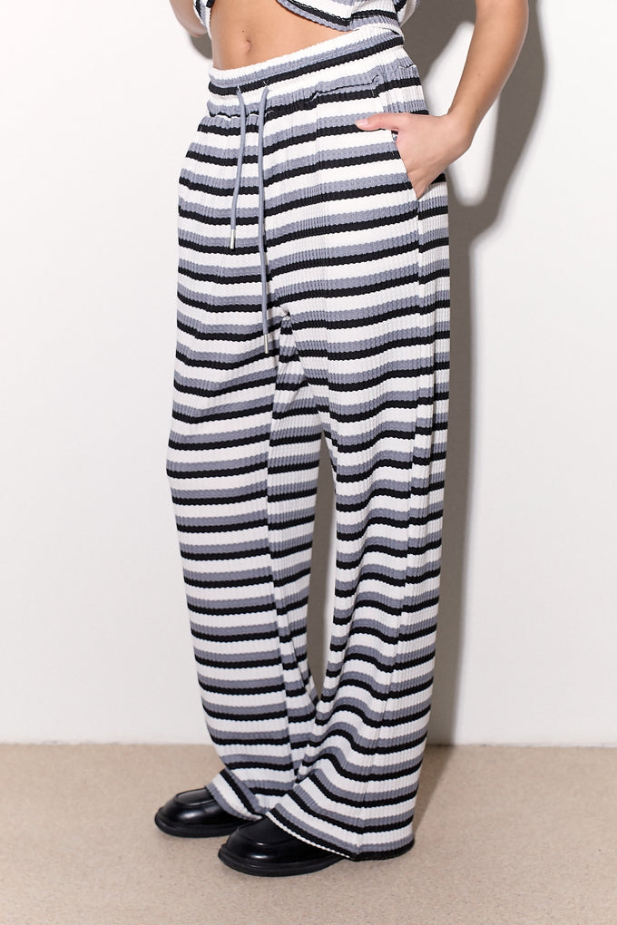 חליפת סריג פסים