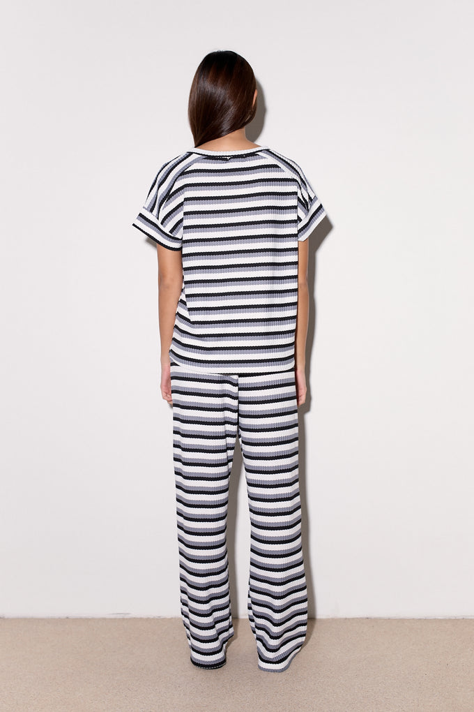 חליפת סריג פסים