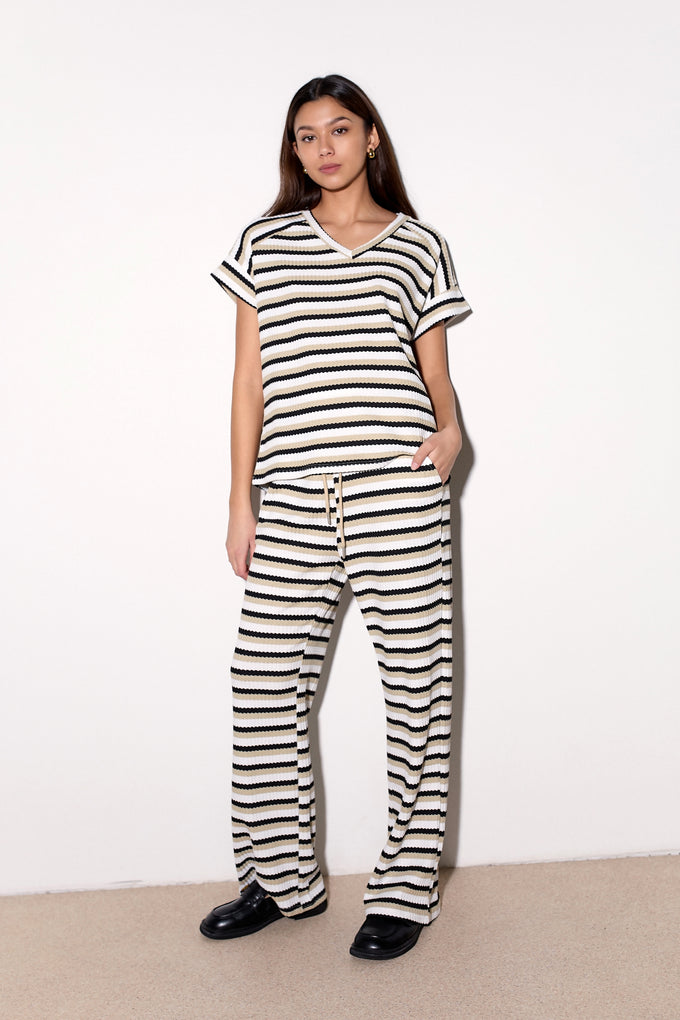 חליפת סריג פסים