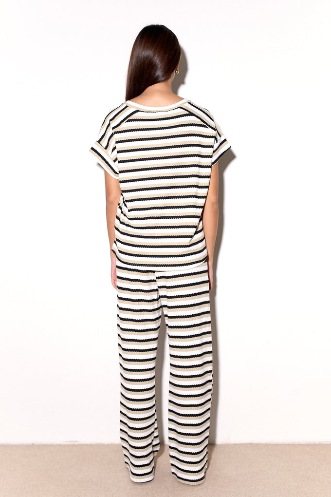 חליפת סריג פסים