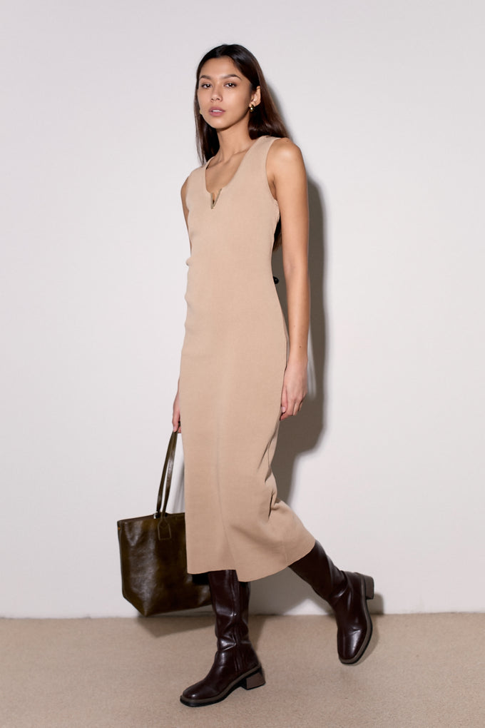 שמלת אבזם וי