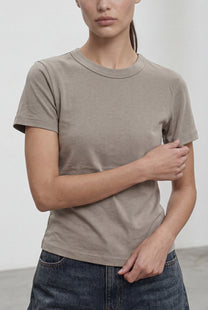 חולצת ניקי פיינריב תפר בגב