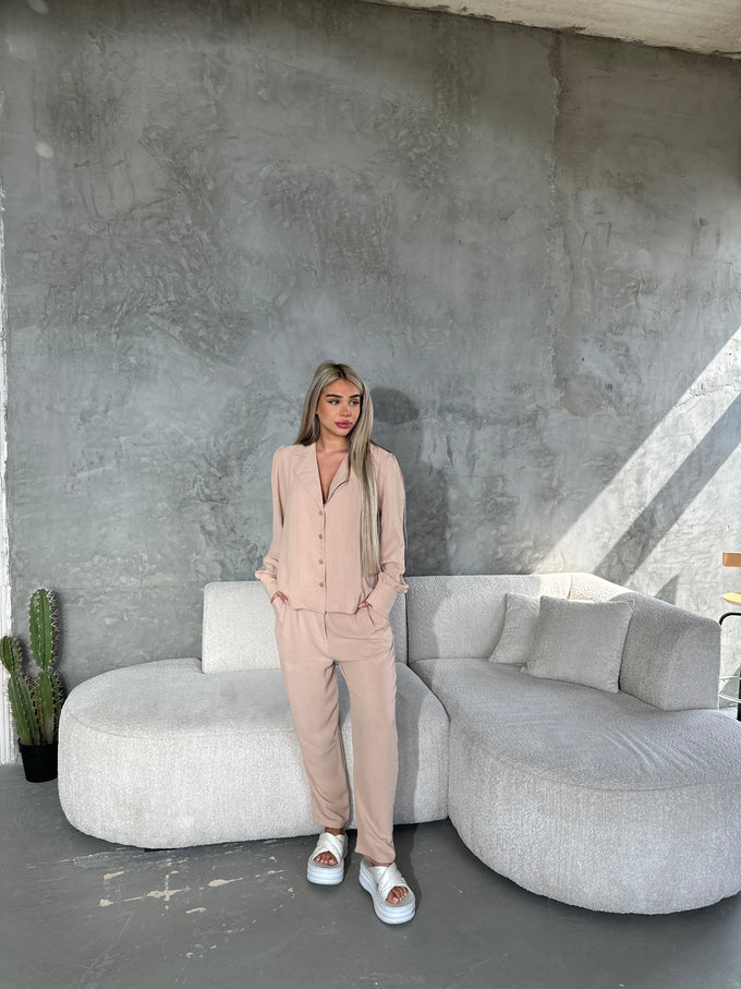 חליפת קרפ מכופתרת