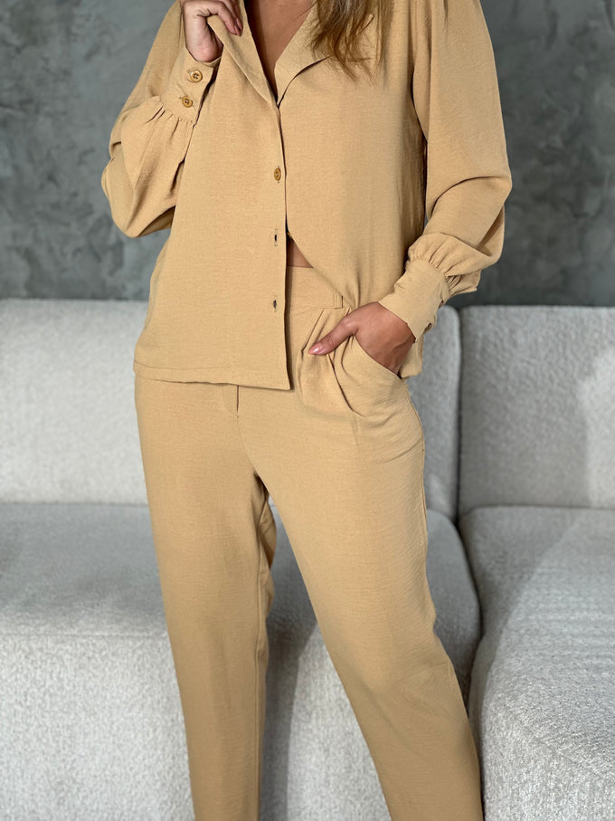 חליפת קרפ מכופתרת