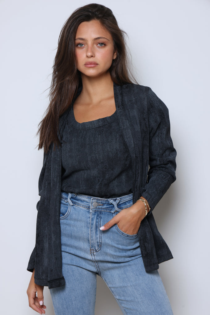 עליונית בשילוב גופייה מבד ריב סטון וואש