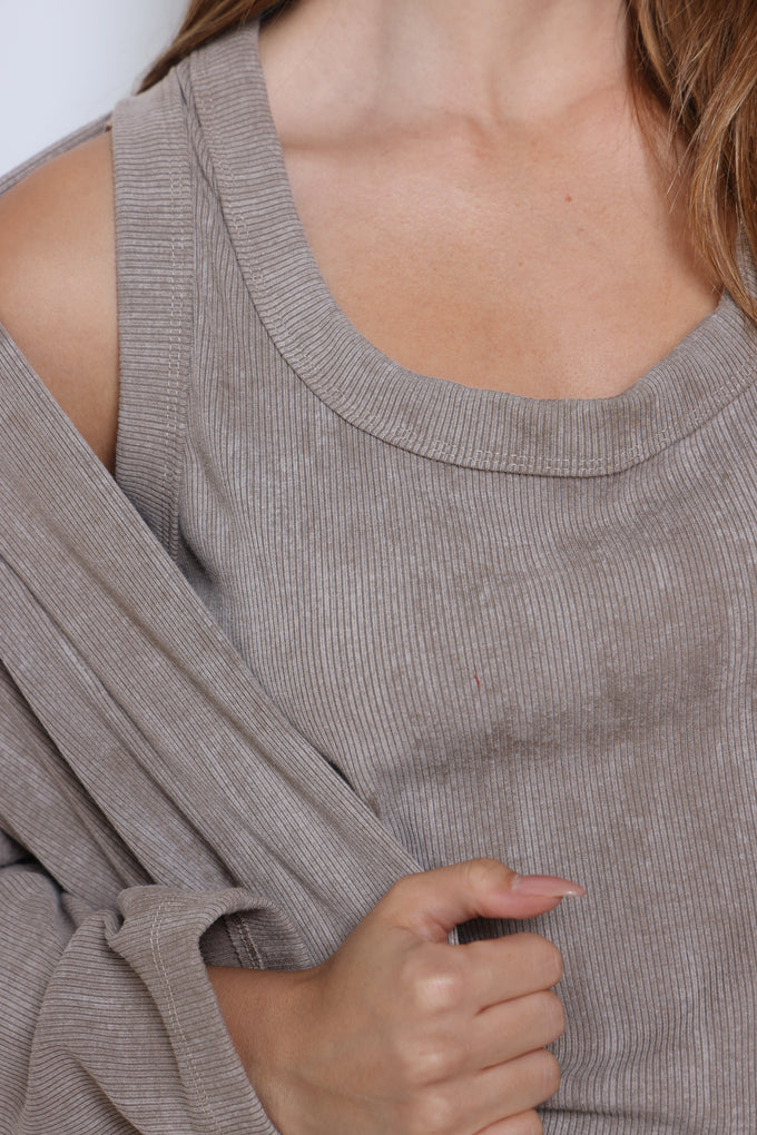 עליונית בשילוב גופייה מבד ריב סטון וואש