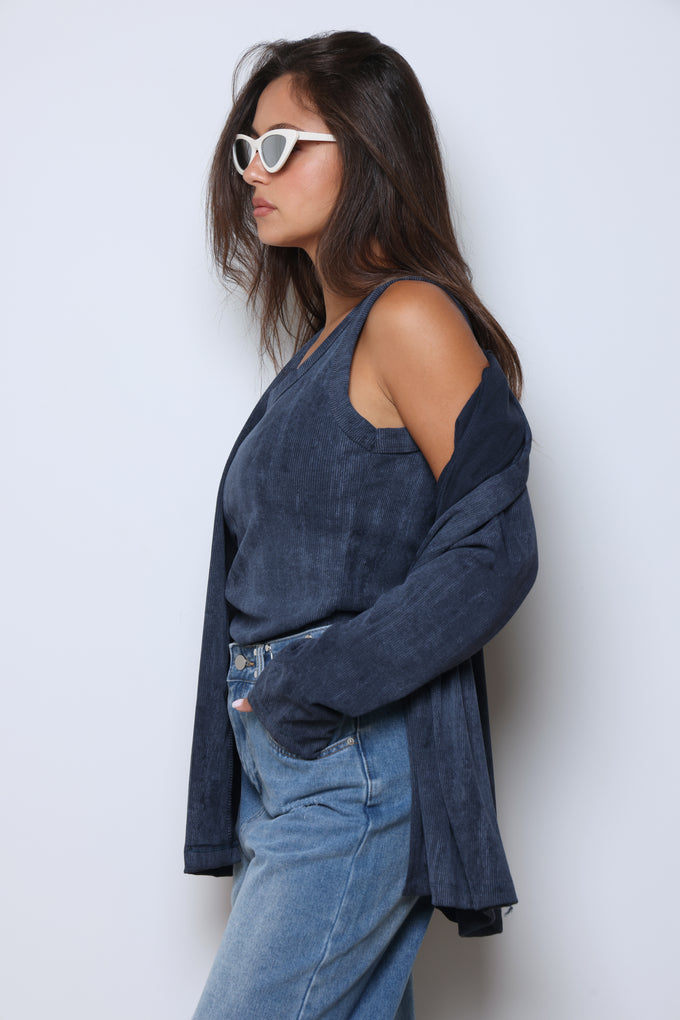 עליונית בשילוב גופייה מבד ריב סטון וואש