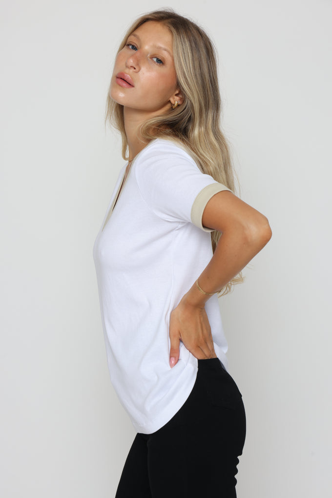 חולצת וי ליבי לבן בז'