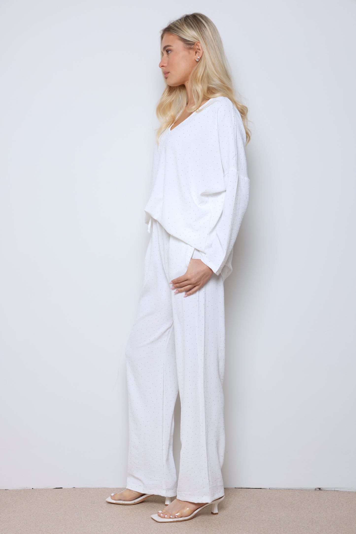 חליפת וי קרפ בריאנה בשילוב ניטים