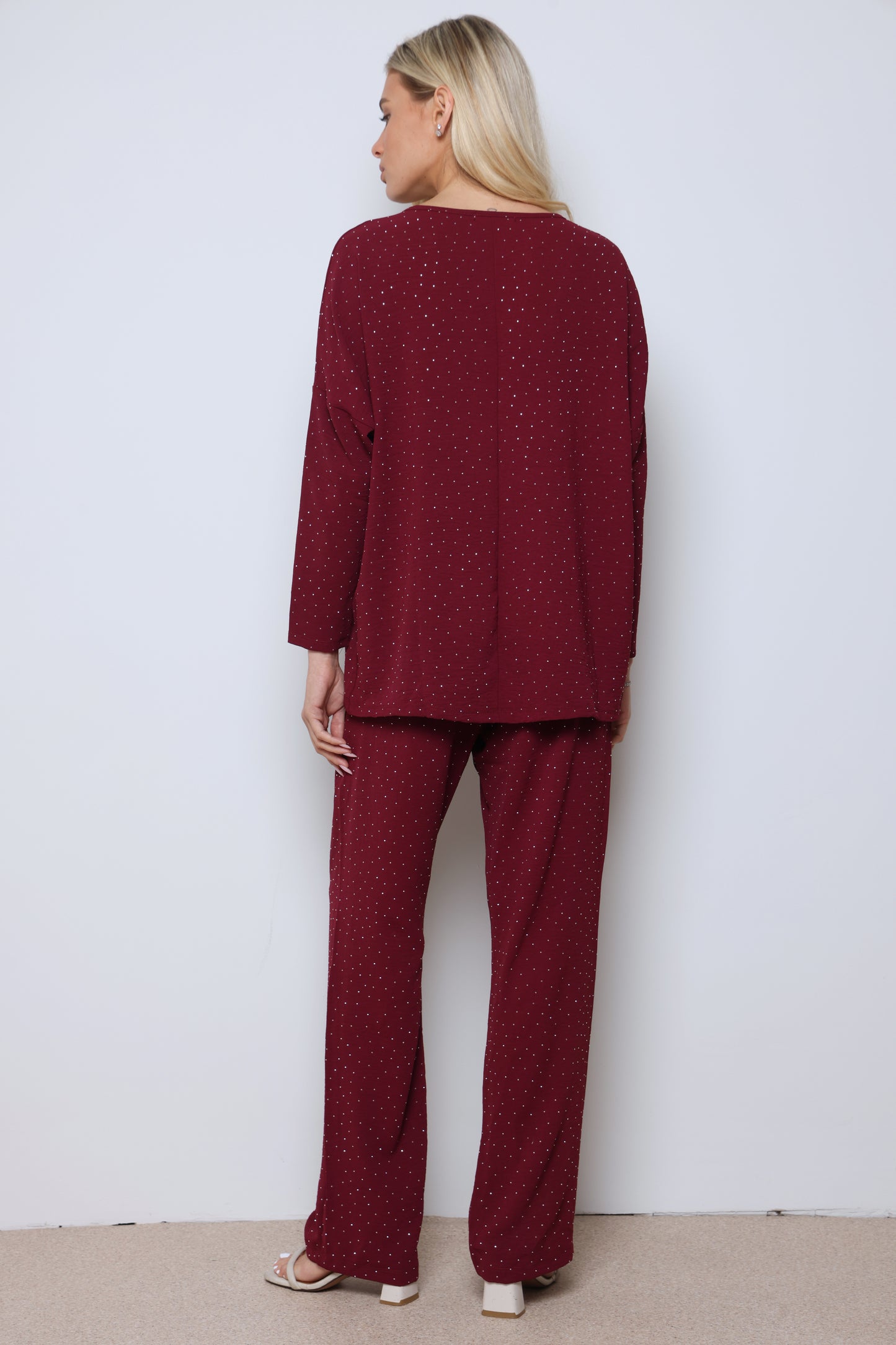 חליפת וי קרפ בריאנה בשילוב ניטים