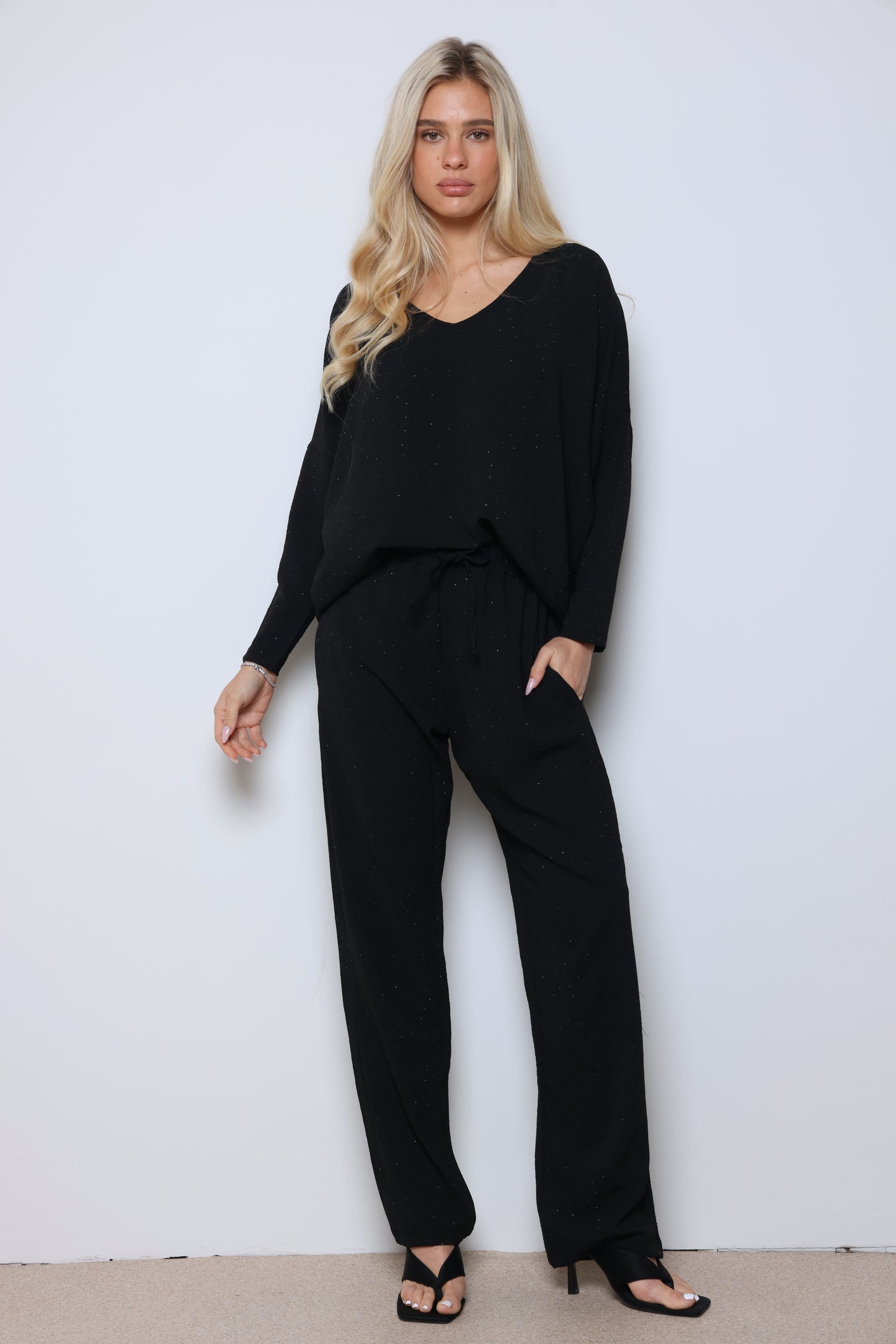 חליפת וי קרפ בריאנה בשילוב ניטים