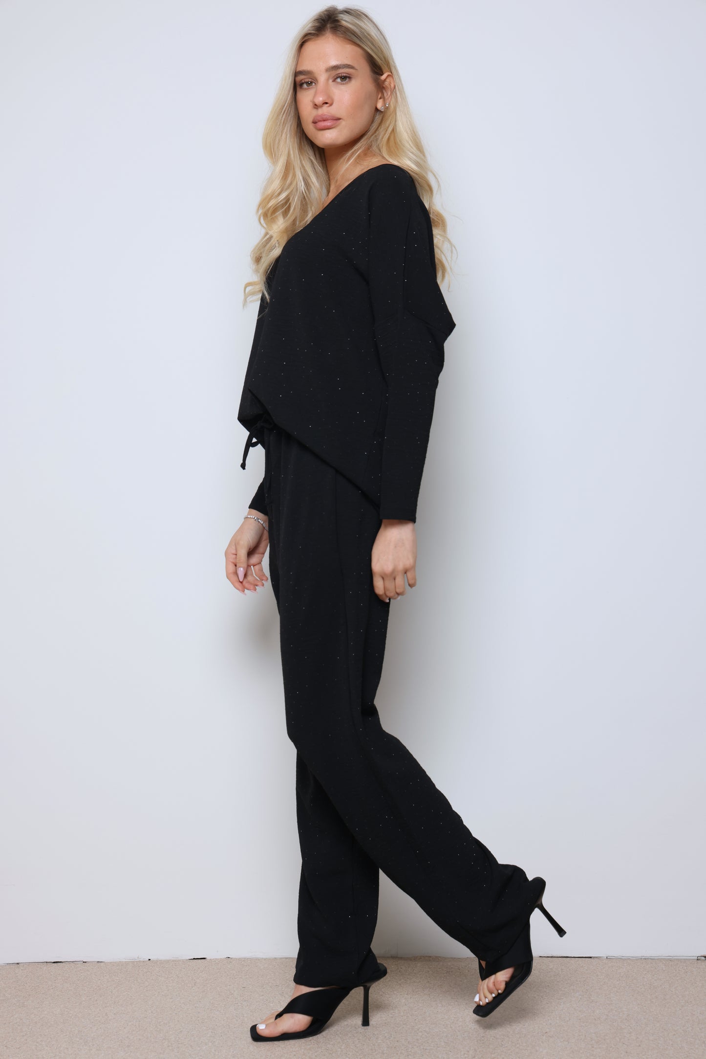 חליפת וי קרפ בריאנה בשילוב ניטים