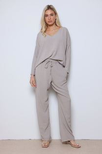 חליפת וי קרפ בריאנה בשילוב ניטים