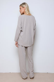 חליפת וי קרפ בריאנה בשילוב ניטים