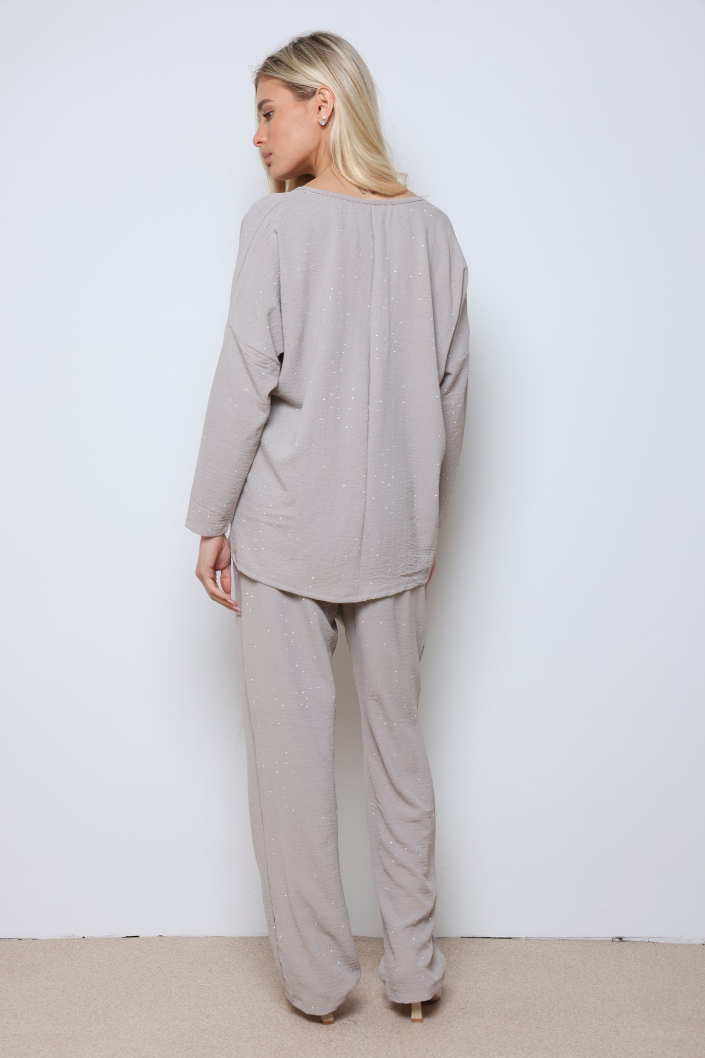 חליפת וי קרפ בריאנה בשילוב ניטים