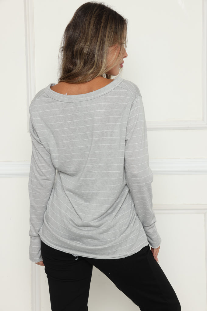 חולצת וי פשתן כפפה קרעים