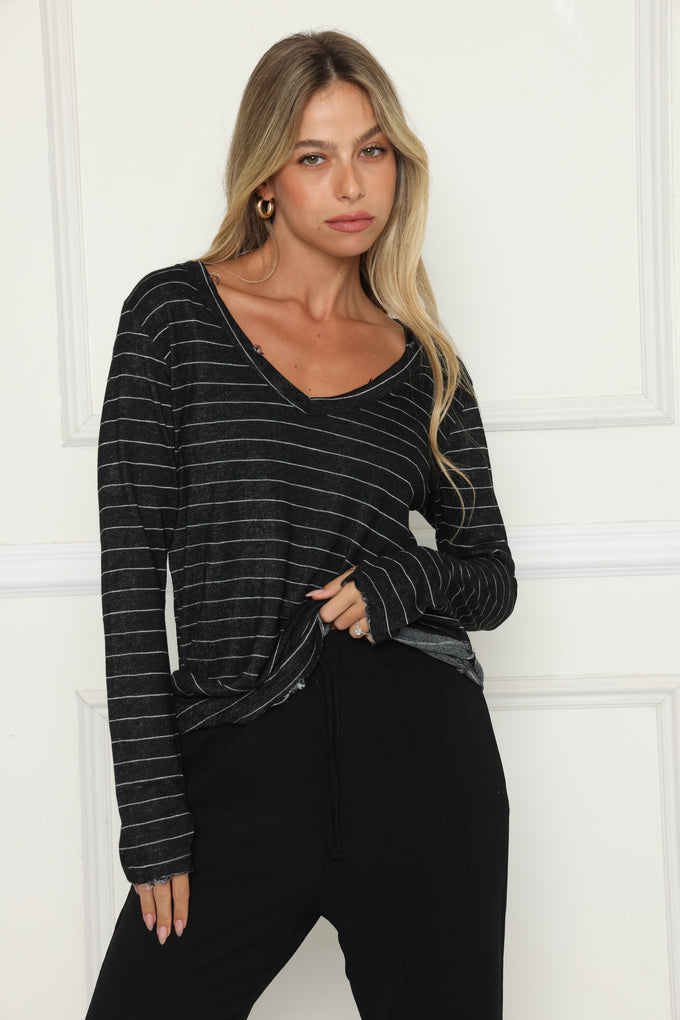 חולצת וי פשתן כפפה קרעים