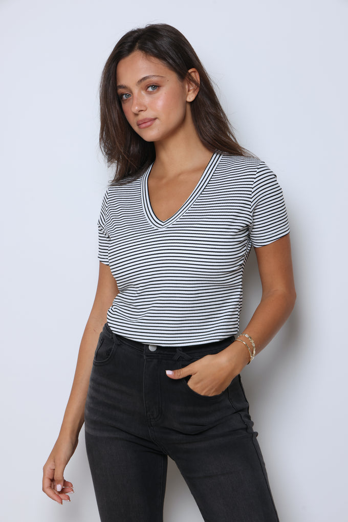 חולצת וי ריב פסים