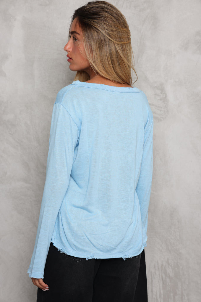 חולצת וי סלאב קרעים כפפה