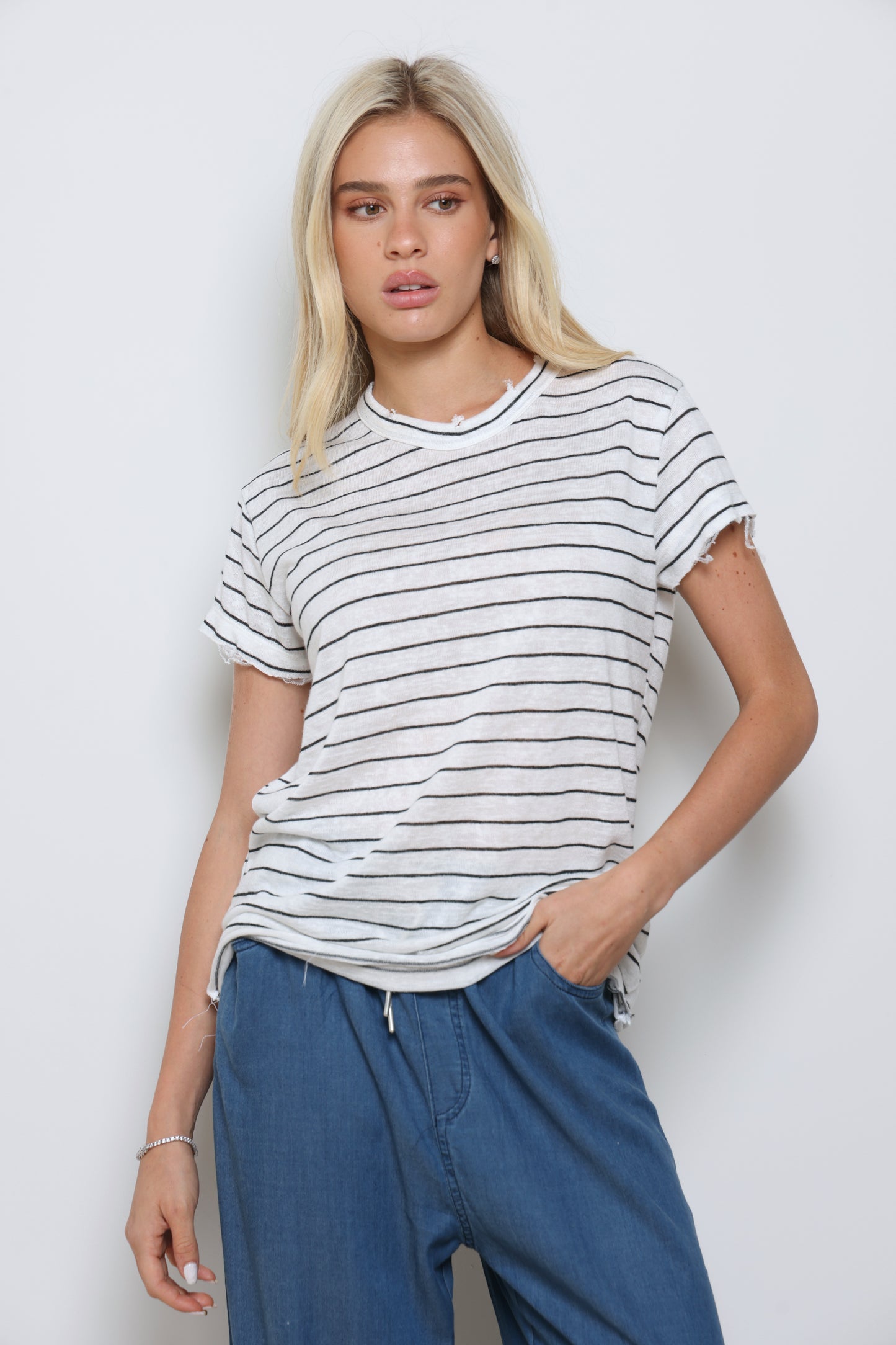 חולצת ניקי פסים גזורה