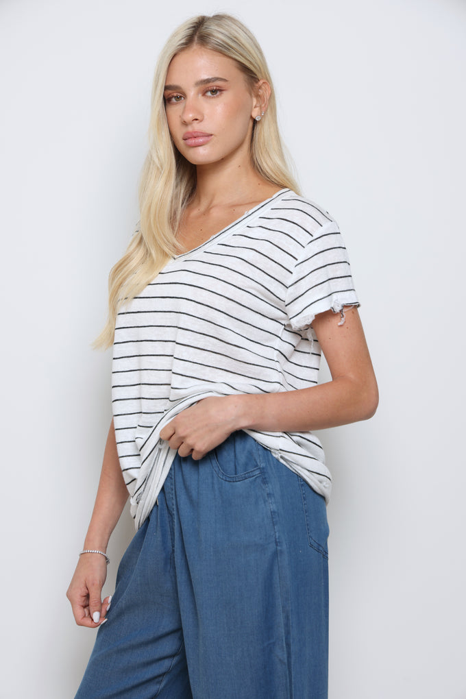 חולצת וי פסים גזורה