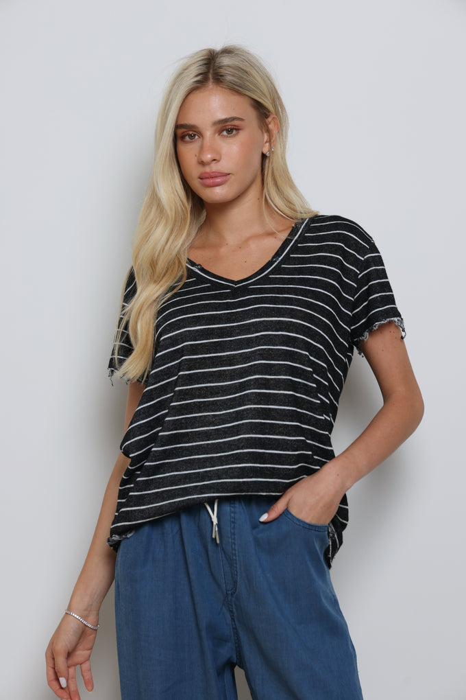 חולצת וי פסים גזורה