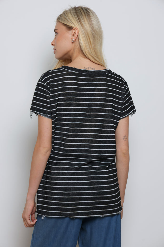 חולצת וי פסים גזורה