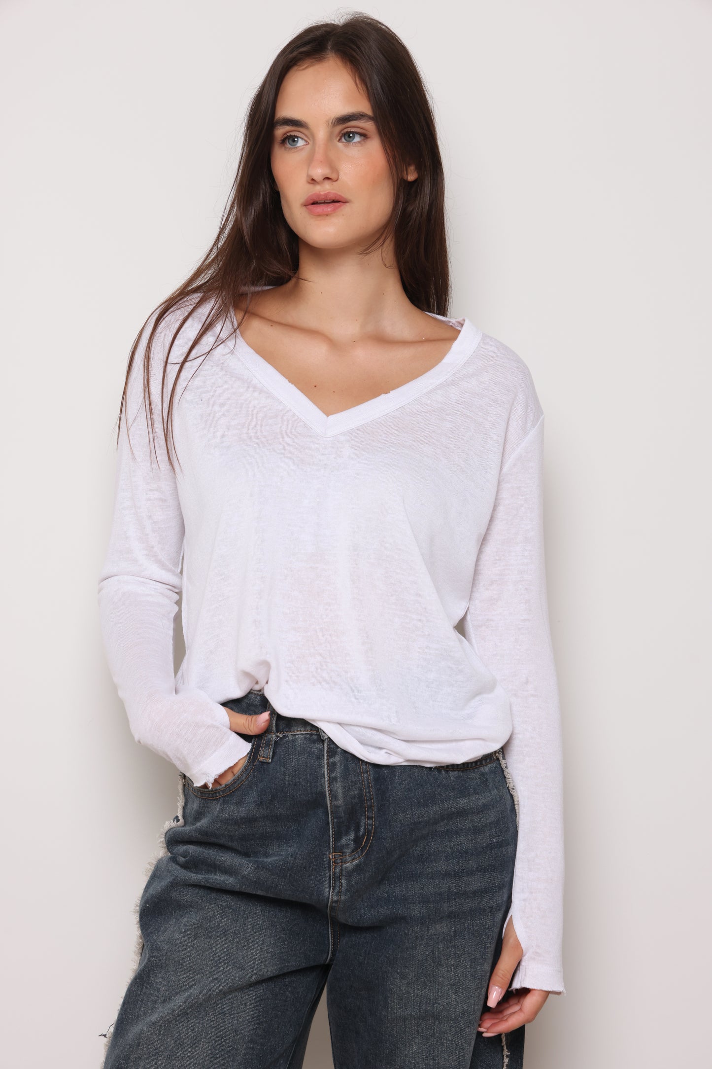 חולצת וי סלאב קרעים כפפה