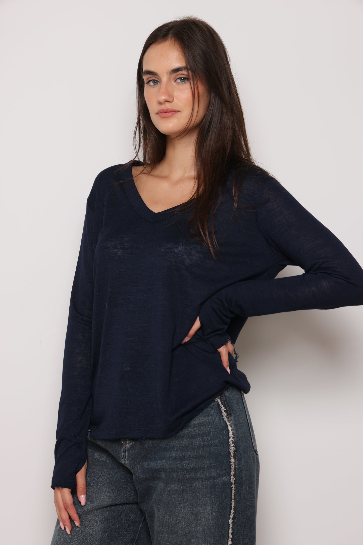 חולצת וי סלאב קרעים כפפה