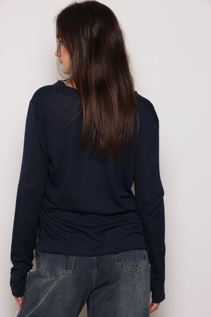 חולצת וי סלאב קרעים כפפה