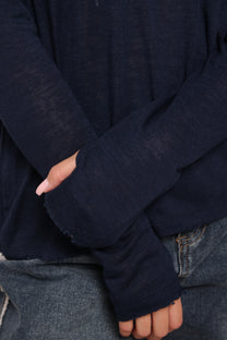 חולצת וי סלאב קרעים כפפה