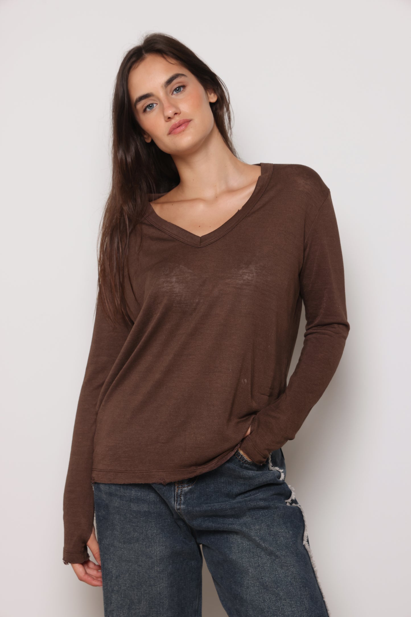 חולצת וי סלאב קרעים כפפה