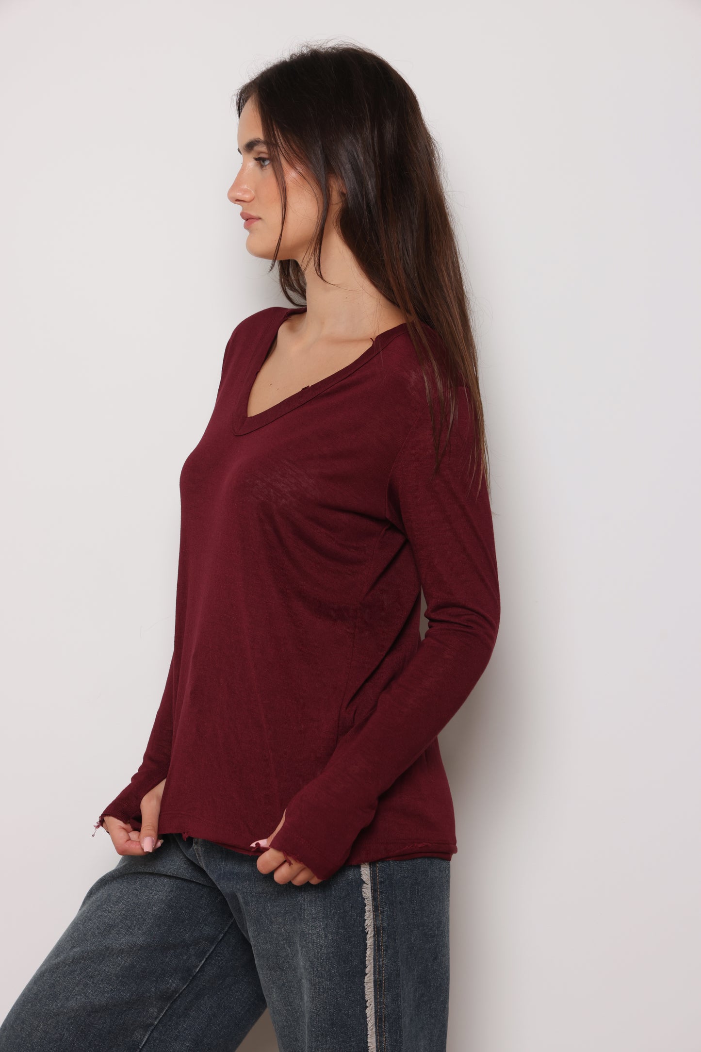 חולצת וי סלאב קרעים כפפה