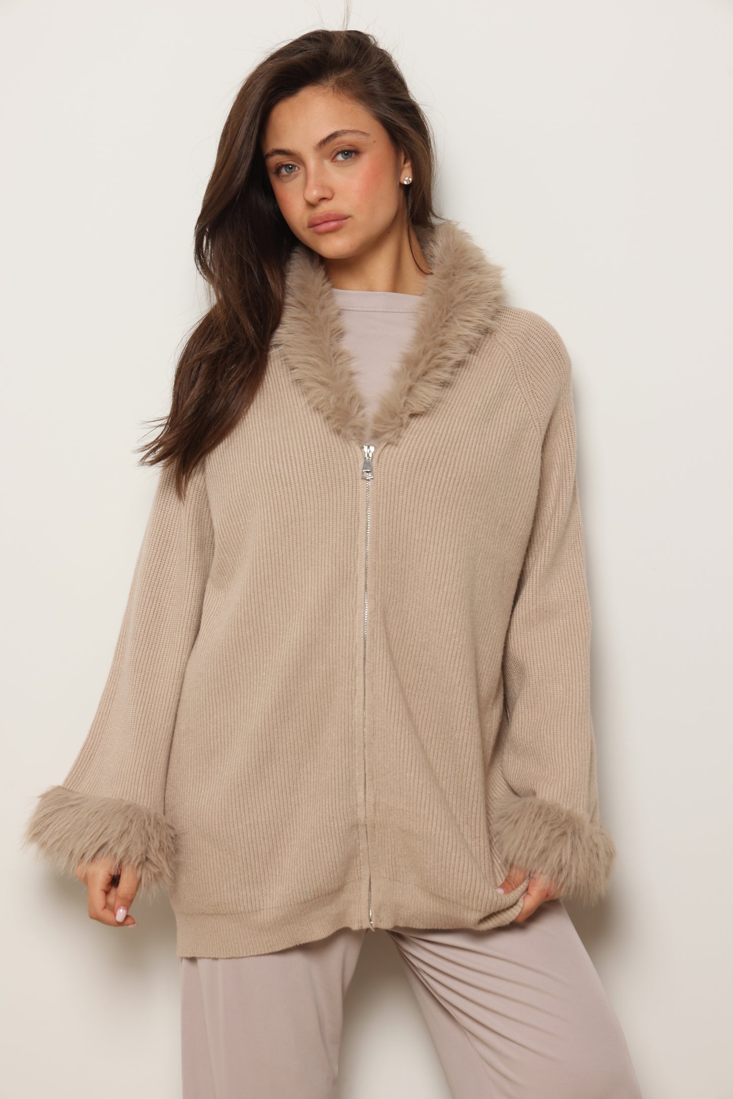 ג'קט סריג בשילוב פרווה