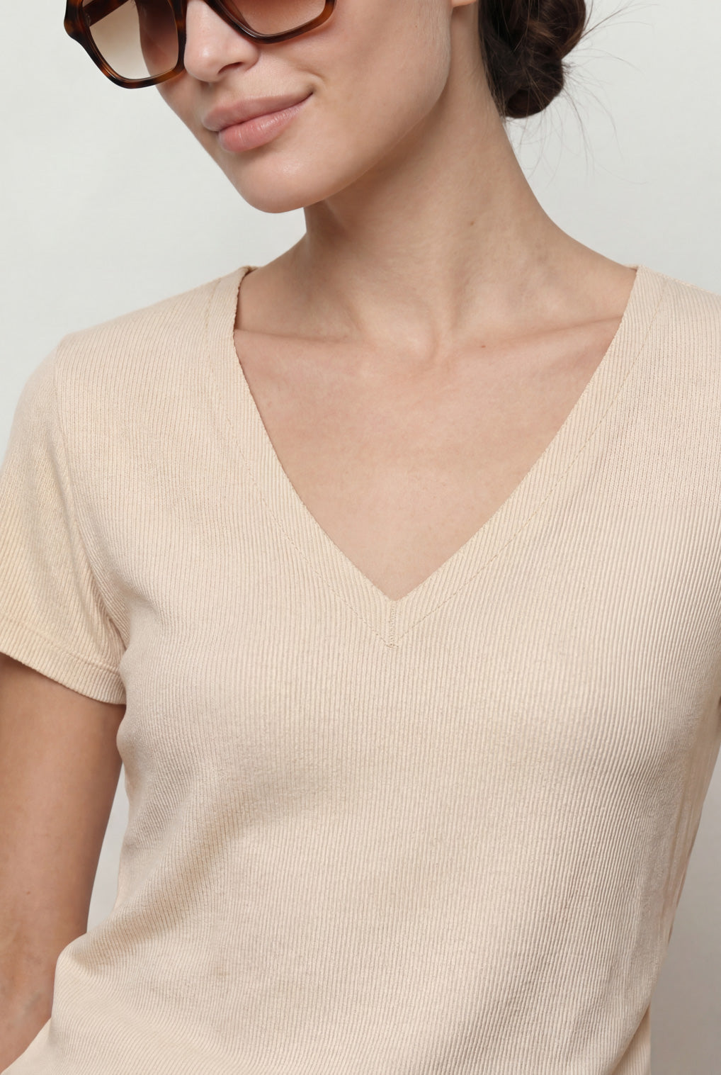 חולצת וי גזור ריב סלאב