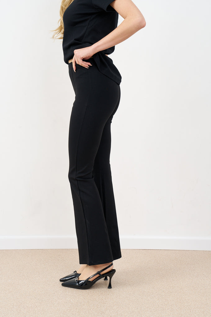 מכנסיים מחטבים בסיומת פדלפון