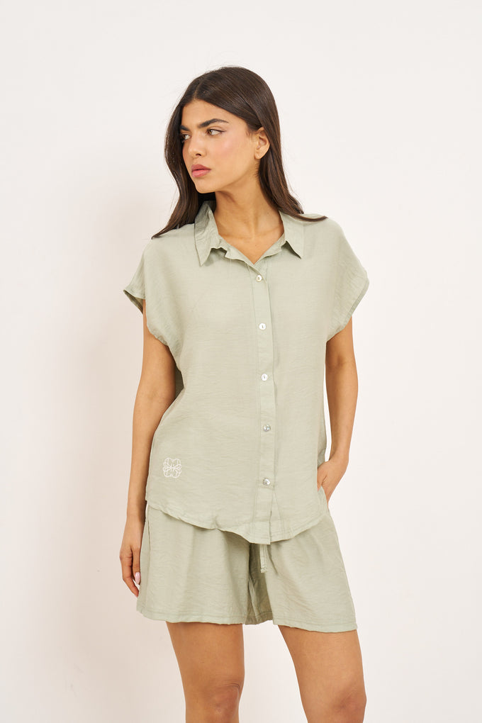 חליפת שורט קרפ מכופתרת