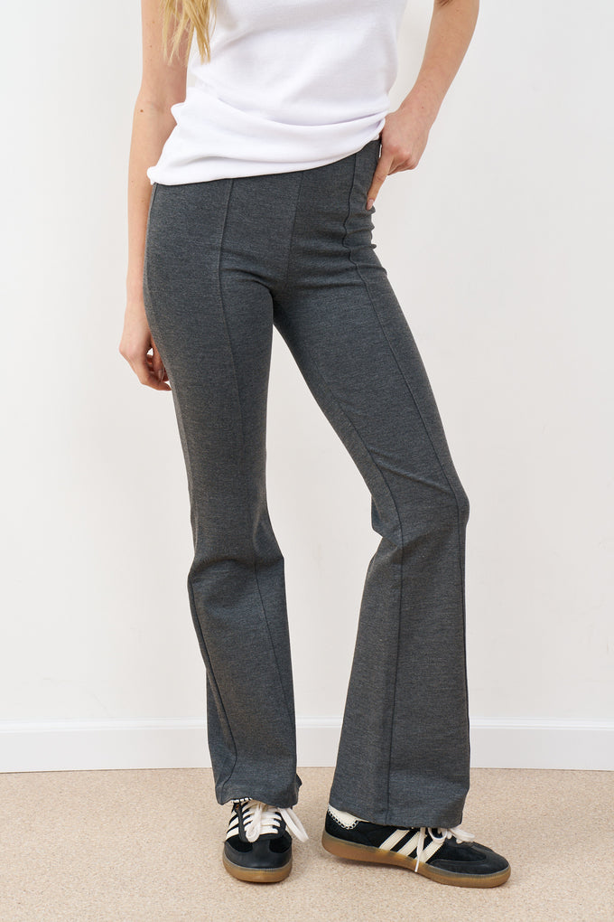 מכנסיים מחטבים בסיומת פדלפון